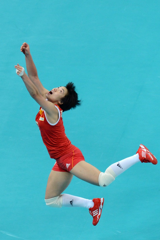 A chinesa Zhang Xian vai buscar a bola fora de quadra no jogo contra a Turquia, no vôlei feminino |