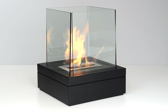 A lareira a álcool tem um vidro antichama e, no reservatório, normalmente cabe 1,5 litro do combustível |