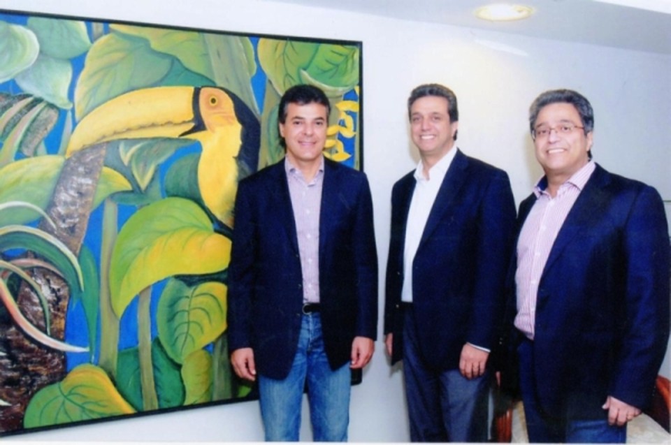 Do comando da Rede Mabu Hotéis & Resorts, os irmãos José Maria e Alberto Abujamra recepcionam o  governador Beto Richa (à esquerda), no coquetel inaugural do Hotel Mabu Tropical, em Foz do Iguaçu. Ao fundo, o encanto da flora e fauna regional, em tela da pintora Jacira Mauad Abujamra, mãe dos anfitriões | Wilson Ruanis