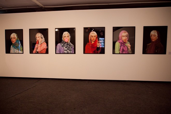 Fotografias da série Garota Híbrida retratam a maneira com que muitas jovens gostam de se vestir no Irã, onde a aparência é incrivelmente importante |