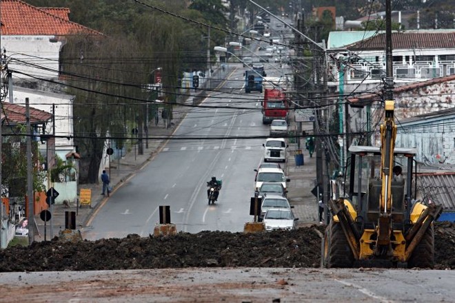 Rua Guabirotuba está bloqueada | 