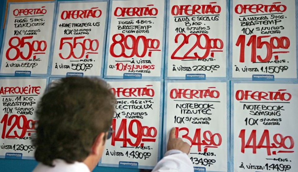 Quando a loja não oferece desconto para o consumidor que paga no ato da compra, está cobrando a correção toda de uma vez | Felipe Rosa Gazeta do Povo