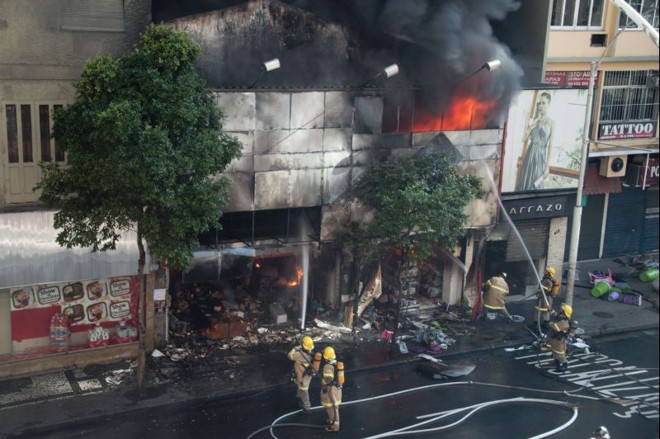Bombeiros trabalham para apagar fogo em lojas do bairro Copacabana | 