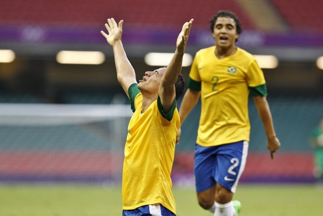 Leandro Damião comemora o primeiro gol do Brasil, sendo observado por Rafael | 