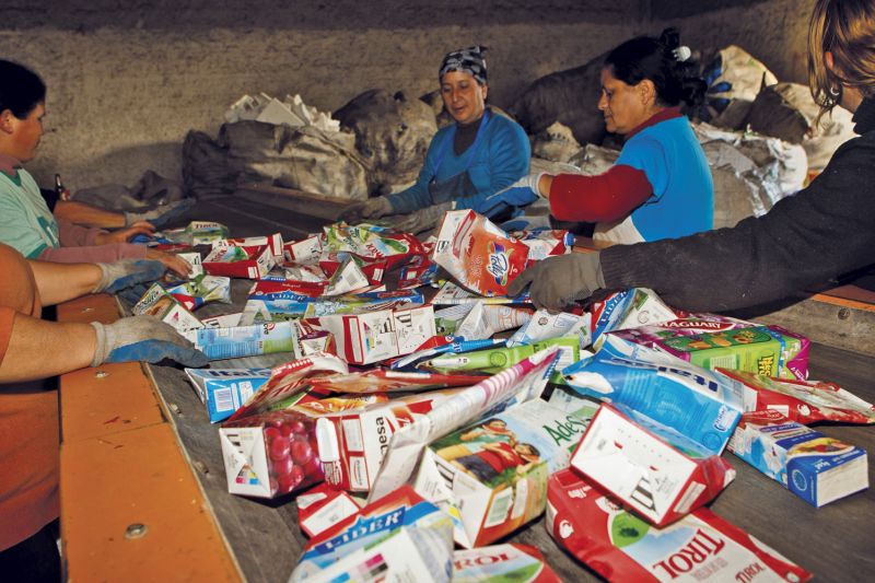 A Associação Unidos da Reciclagem, de Campo Largo, é uma das parceiras da Tetra Pak | Antônio Costa / Gazeta do Povo