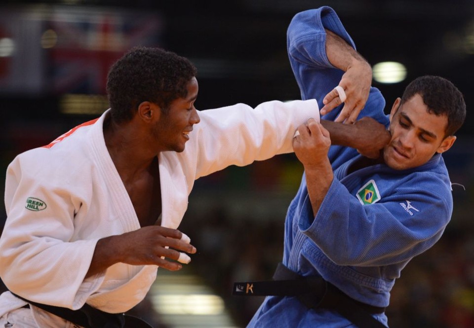 Bruno Mendonça leva um soco durante a luta que resultou na sua eliminação | Johannes Eissele/ AFP