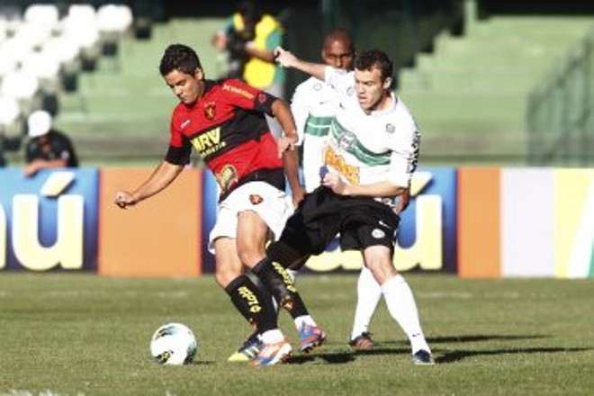 Volante Chico disputa bola | 