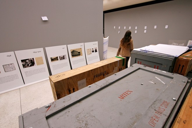 Montagem da exposição no MON |