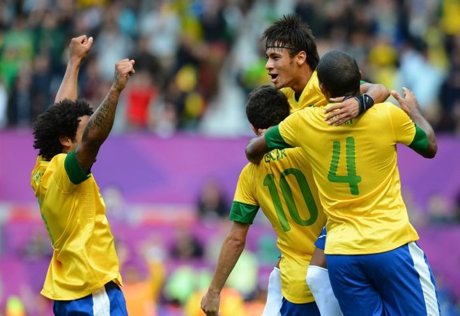 Seleção celebra gol de Neymar, que colocou o Brasil em vantagem no placar | 