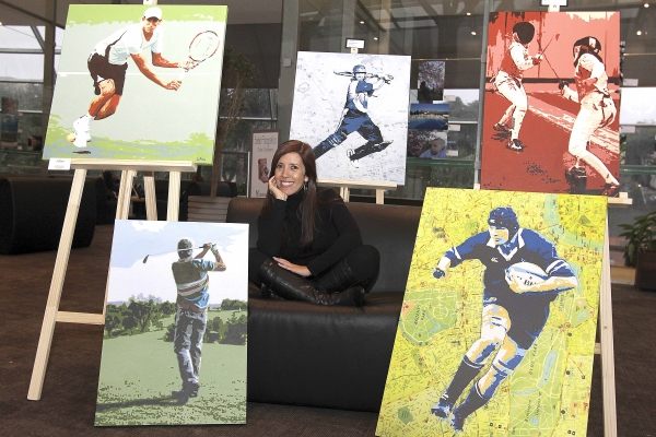 A artista plástica Lu Franco entre algumas das obras da mostra ARTesporte, aberta nesta quarta-feira no Centro de Integração do Clube Curitibano. São oito trabalhos sobre a paixão pelos esportes. A exposição seguirá depois para São Paulo e em setembro para Berlim | Denis Ferreira Netto