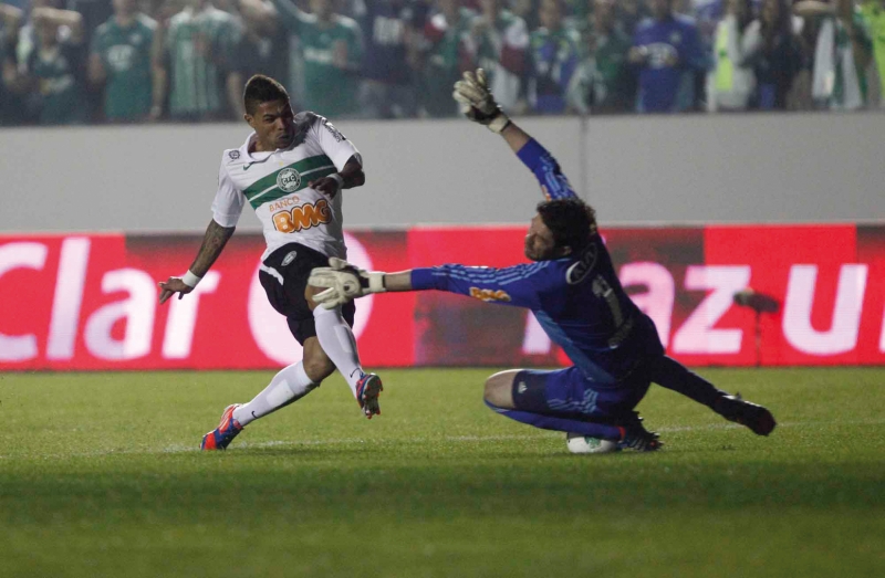 Junior Urso perdeu uma oprtunidade incrível de gol quando a partida ainda estava empatada em 0 a 0 | Jonathan Campos/ Gazeta do Povo/ enviado especial