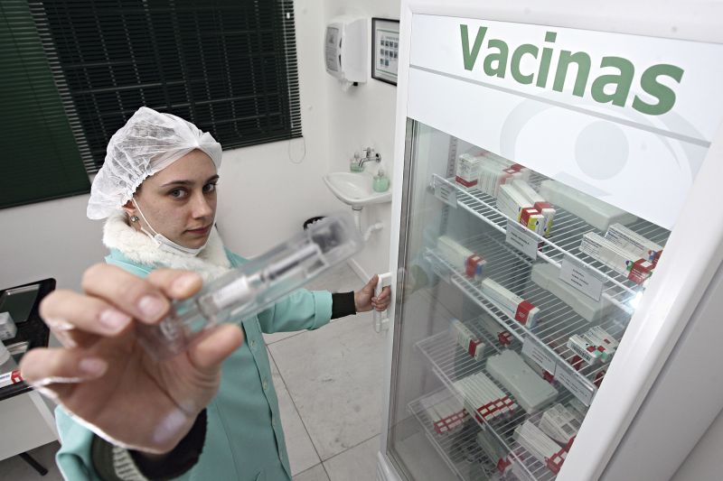 Jamilla de Almeida, da Clínica de Imunizações: estoque para mais alguns dias | Felipe Rosa/Gazeta do Povo