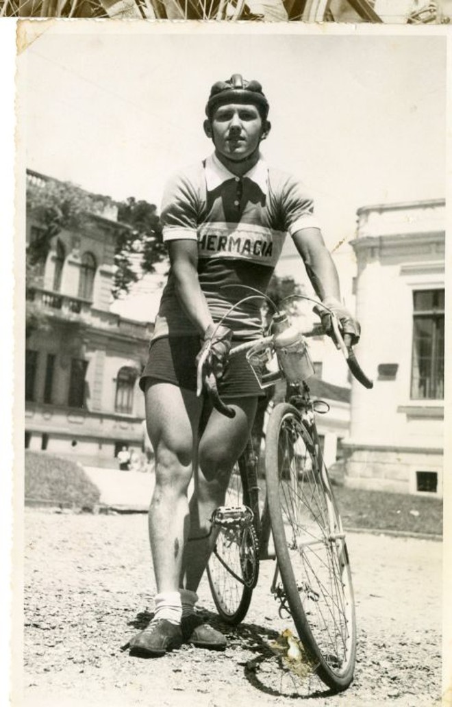 Adyr de Lima, na Rua Cruz Machado [Praça Santos Dumont], em novembro de 1952. Foto para publicidade da loja Hermes Macedo, a pedido publicitário José Leal do Amaral, presidente do Hermacia Esporte Clube | 