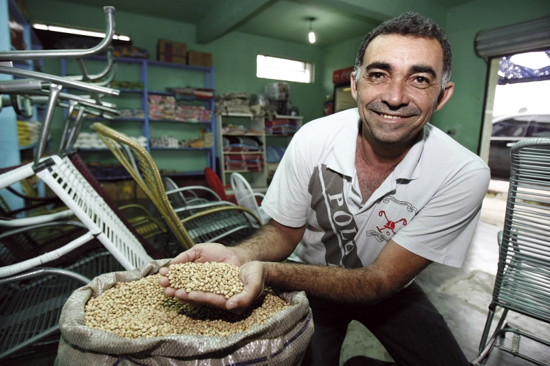 O paraibano Nestor e o feijão de corda: abastecendo os conterrâneos | Henry Milleo/Gazeta do Povo