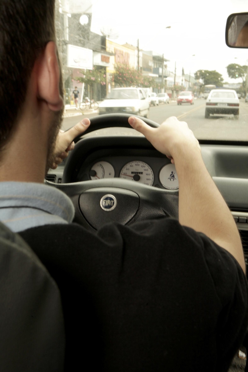 Jovem dirigia em alta velocidade quando capotou o veículo. Susto serviu de alerta | Walter Fernandes/ Gazeta do Povo
