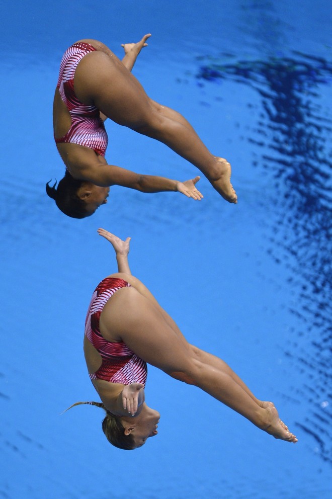 As canadenses Emilie Heymans e Jennifer Abel durante prova dos saltos ornamentais sincronizados |