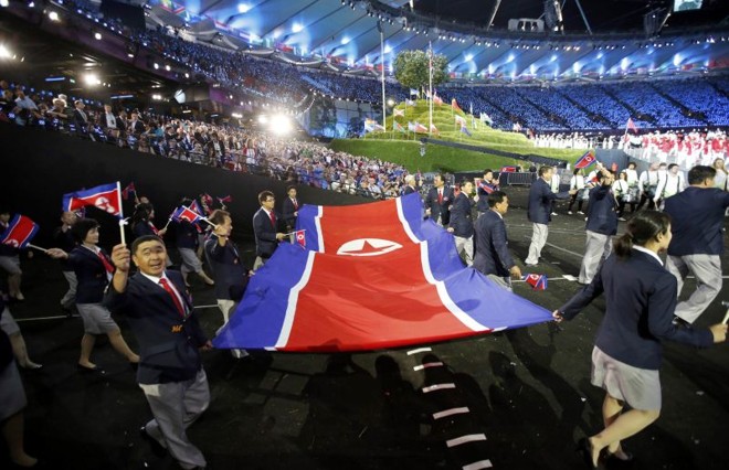 Espírito olímpico: delegação da Coreia do Norte participa do desfile de abertura da Olimpíada | 