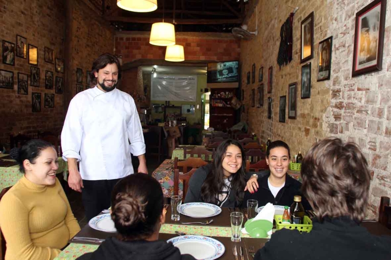 Chef Dudu Sperandio com clientes da Casa Verde | Walter Alves/ Gazeta do Povo