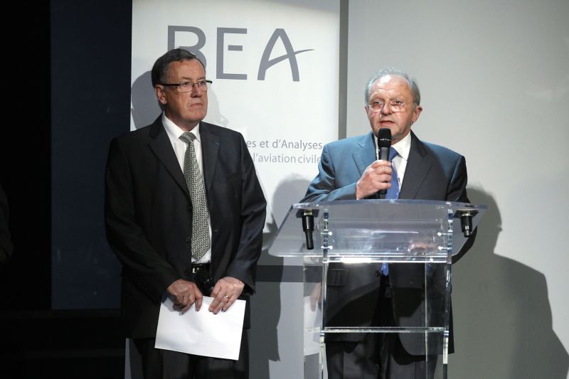 Jean-Paul Troadec (à direita), chefe do Escritório de Investigações e Análises da França (BEA), e Alain Bouillard, investigador-chefe do BEA divulgam relatório final sobre o desastre aéreo com o voo AF-447 | REUTERS/Benoit Tessier