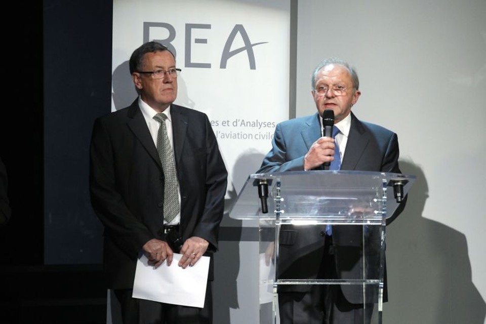 Jean-Paul Troadec (à direita), chefe do Escritório de Investigações e Análises da França (BEA), e  Alain Bouillard, investigador-chefe do BEA divulgam relatório final sobre o desastre aéreo com o voo  AF-447 | REUTERS/Benoit Tessier
