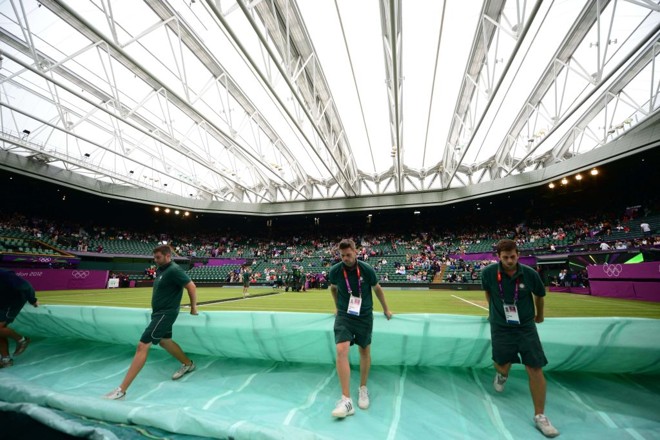 Protegida pelo teto retrátil, a quadra central do All England Club tem a proteção contra chuva retirada da grama |