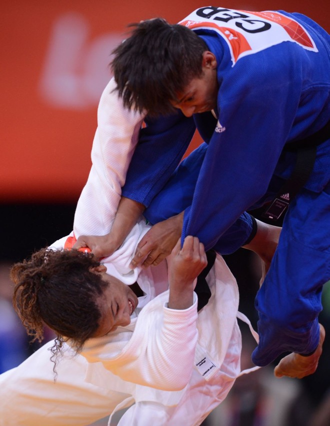 Rafaela Silva derruba a alemã Miryam Roper: vitória na estreia |