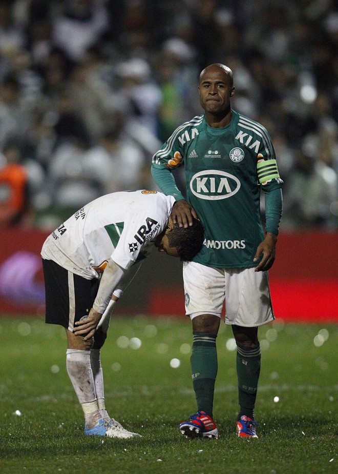 Marcos Assunção consola Rafinha após o Coritiba perder o título da Copa do Brasil | 
