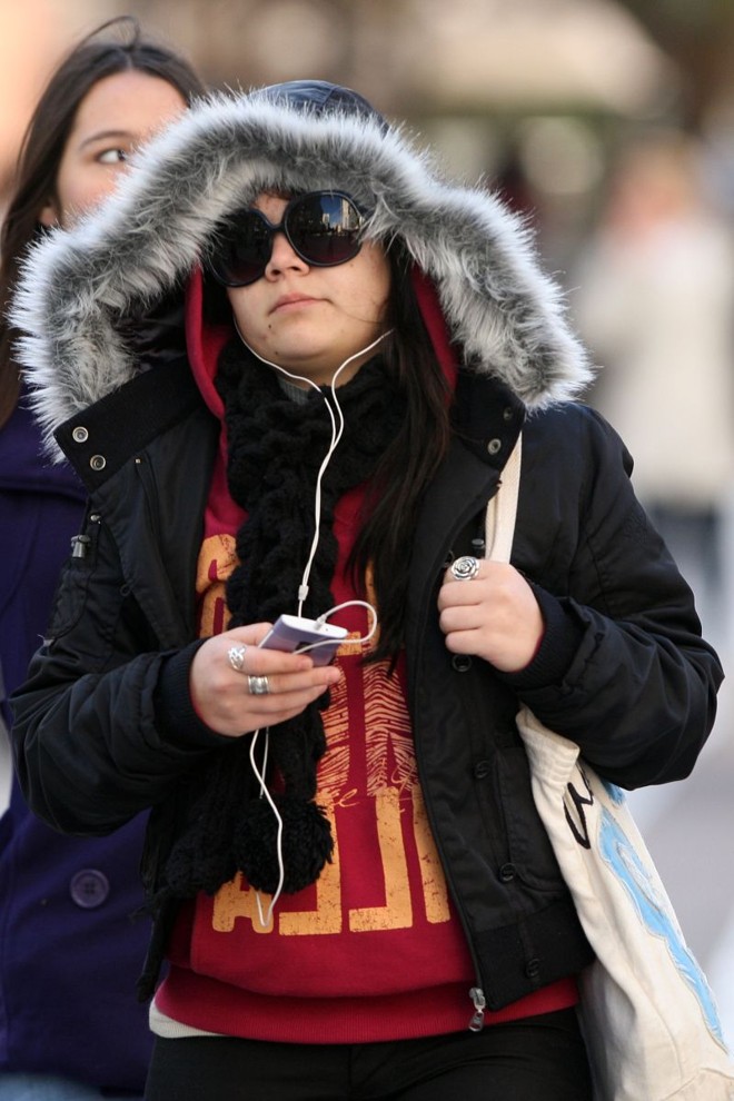 Na Rua XV de Novembro, os pedestres estavam bem agasalhados | 