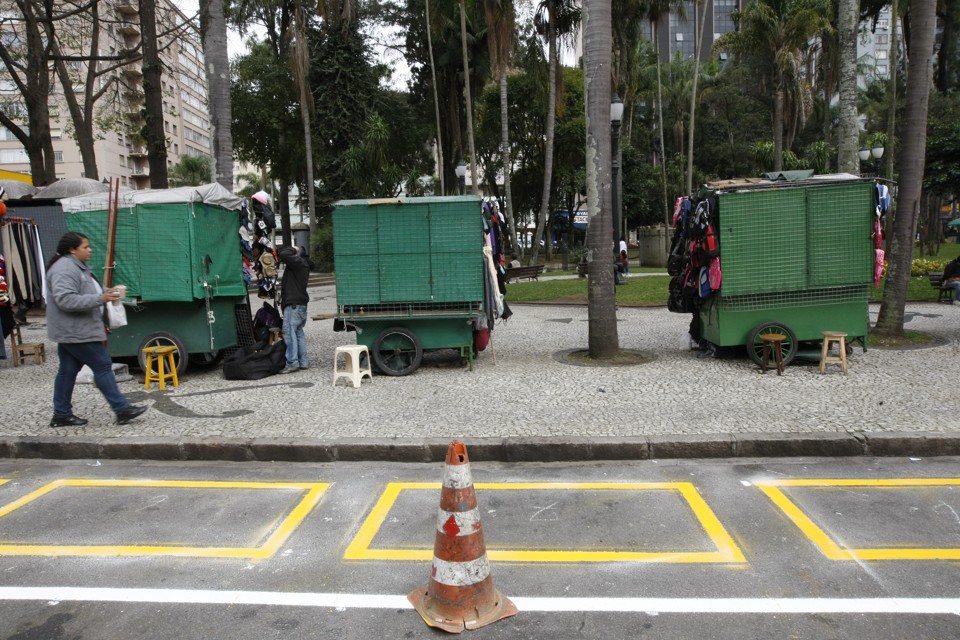 Camelôs no Centro de Curitiba: quanto maior a quantidade de impostos e contribuições, maior o incentivo para que os agentes econômicos operem na informalidade | Antonio Costa/Gazeta do Povo