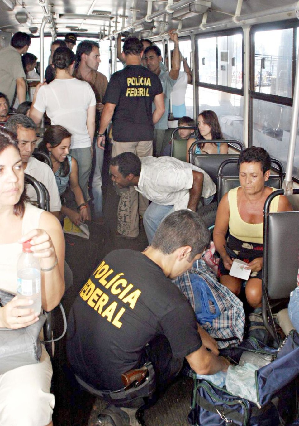 Polícia Federal fiscaliza ônibus em Foz: corporação precisa de mais 3 mil policiais | Christian Rizzi/ Gazeta do Povo