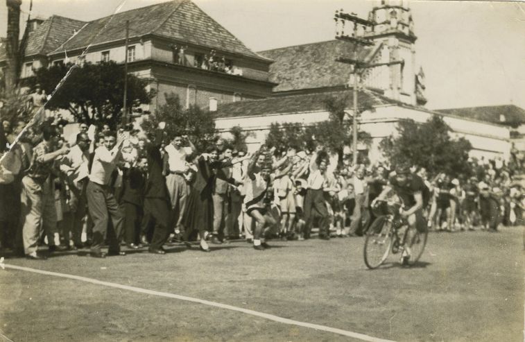 Chegada do 3.º Grande Prêmio Prosdócimo, em 11 de abril de 1954, na Praça Rui Barbosa. Total de 47 ciclistas | Acervo Pessoal / Adyr de Lima