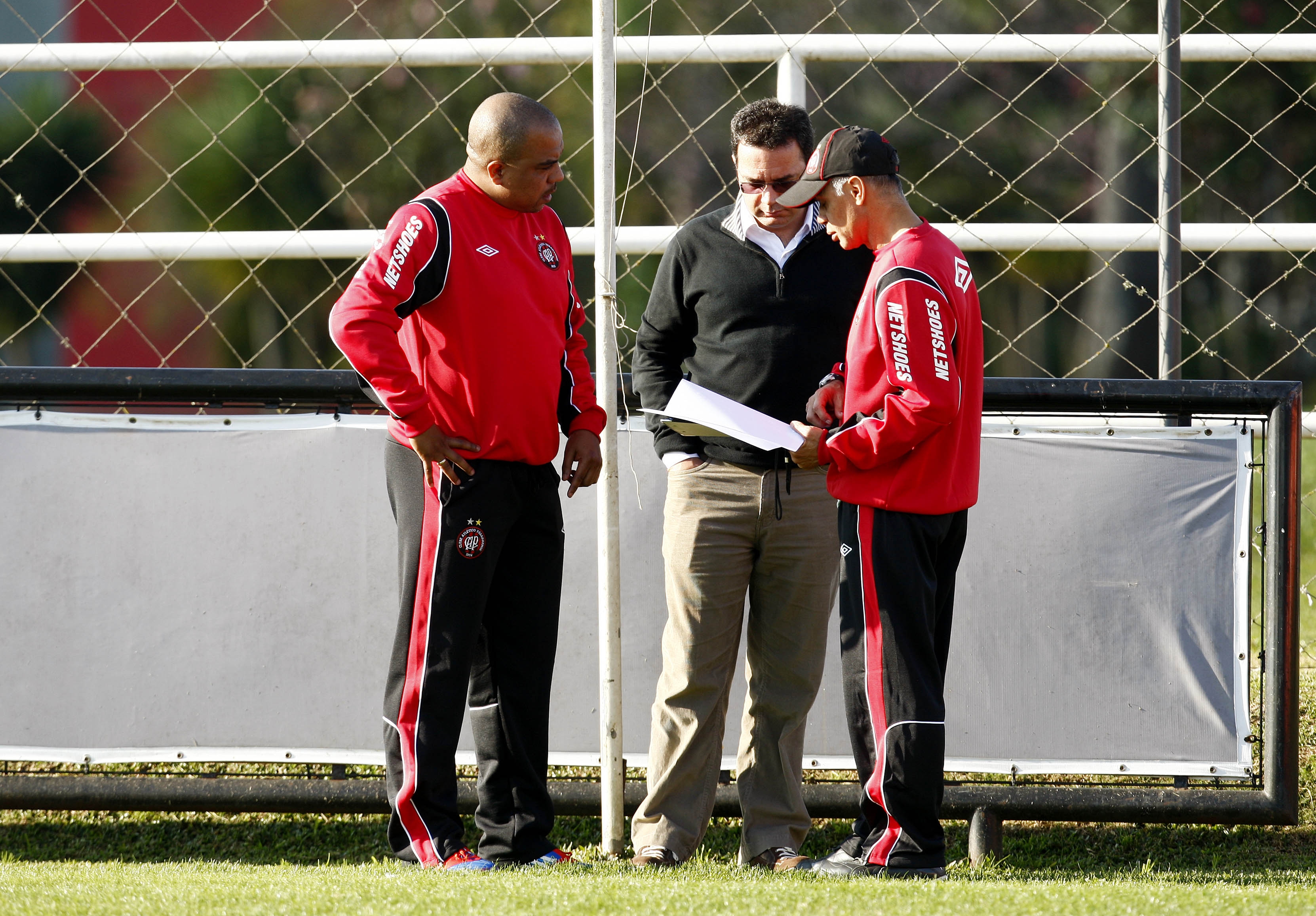 Técnico Jorginho (e) implantou regime de concentração total nesta semana no CT do Caju | Antonio More/ Gazeta do Povo