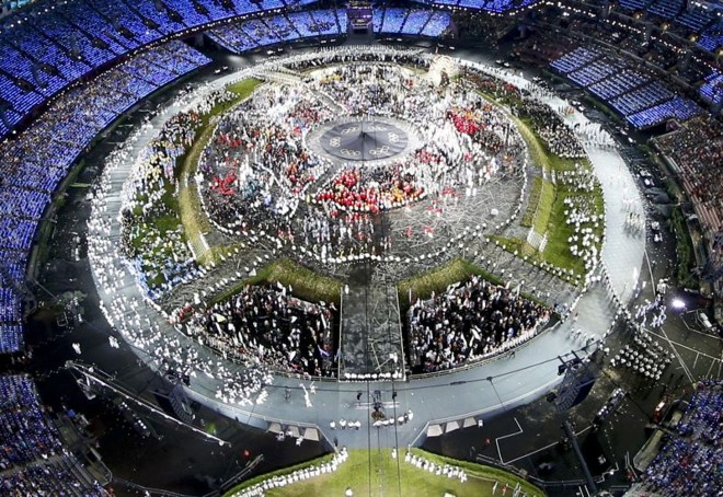 Atletas se reúnem no centro do Estádio Olímpico de Londres | 