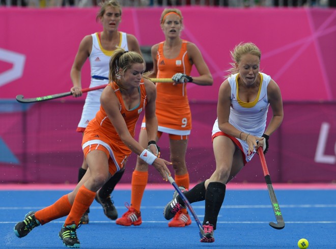 Holanda e Bélgica fizeram o clássico europeu deste domingo no hóquei sobre a grama |