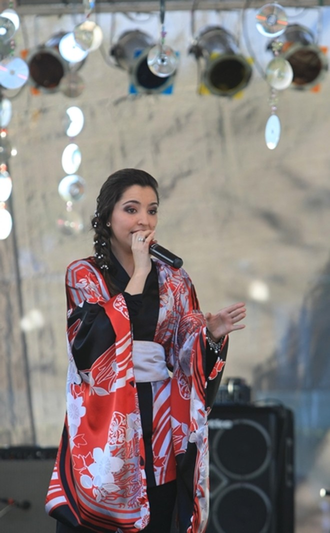 Shows e apresentações de dança faziam parte da programação da festa japonesa |