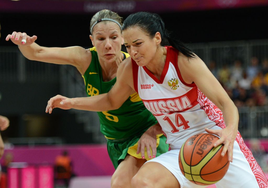 Franciele marca atleta russa na partida desta segunda; Brasil perdeu a segunda partida consecutiva em Londres | Timothy Clary/ Reuters