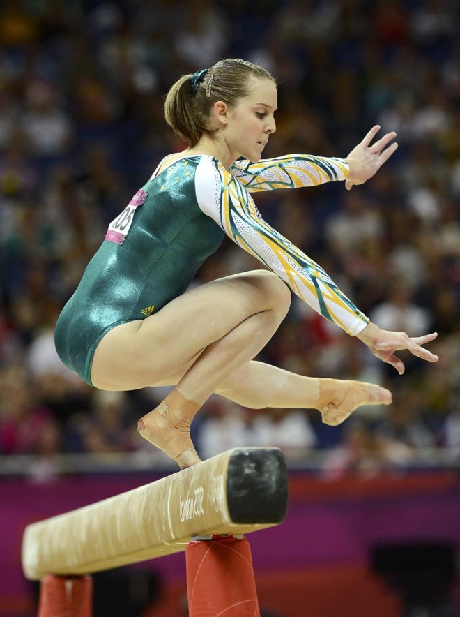 Lauren Mitchell, da Austrália, compete na trave durante as competições olímpicas |
