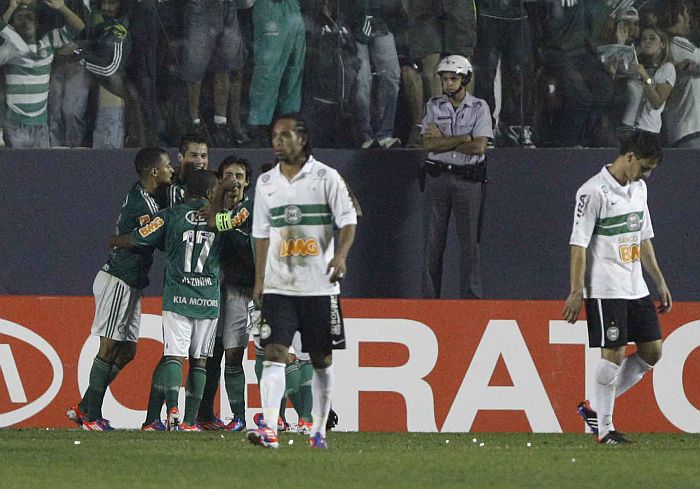 Palmeirenses comemoram gol de Thiago Heleno diante dos jogadores do Coritiba | Jonathan Campos / Gazeta do Povo