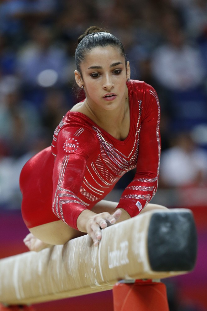 Ginasta Alexandra Raismann em sua série, durante as finais da ginástica |