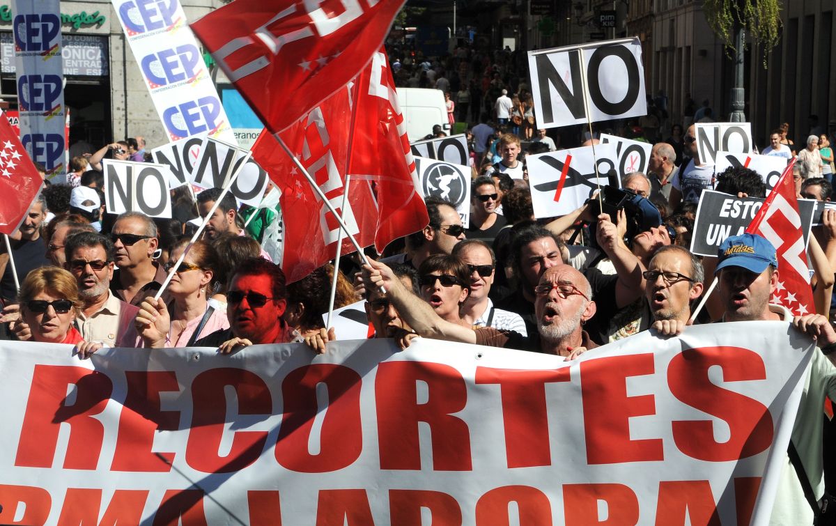 Aproveitando a meia hora de descanso a que têm direito por dia, os funcionários públicos mostravam sua rejeição aos novos planos de ajuste | AFP PHOTO / DOMINIQUE FAGET