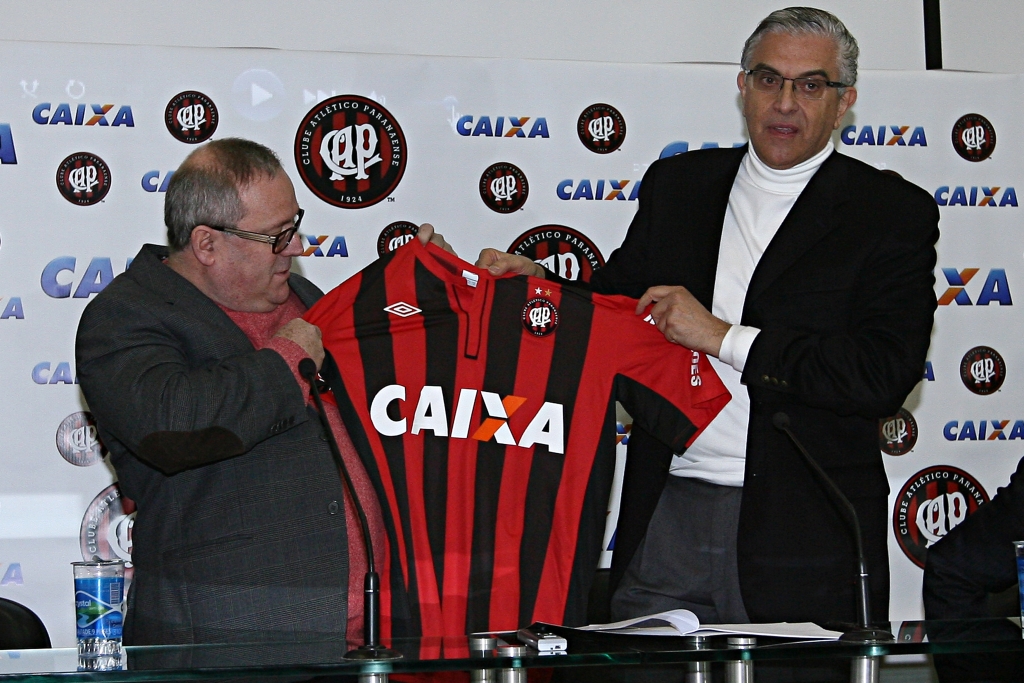 Clair Santos e Mario Celso Petraglia exibem a camisa atleticana com o patrocínio da Caixa | Felipe Rosa / Gazeta do Povo