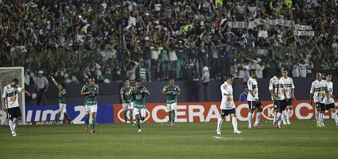 Palmeirenses comemoram a vitória na primeira partida decisiva com o Coritiba |