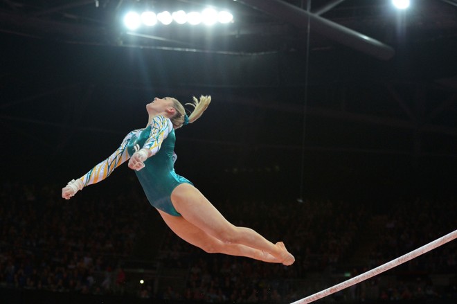 A ginasta australiana Emily Little se apresenta nas barras assimétricas |