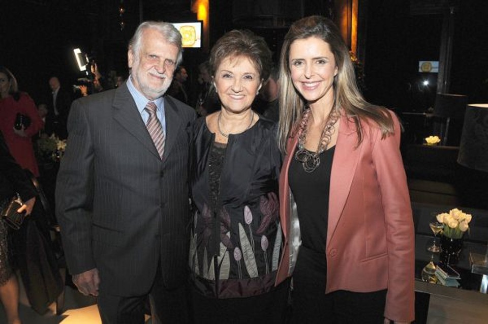 O empresário Salomão Soifer e sua mulher, a artista plástica Guita Soifer, com Luciana Marsicano (à dir.), diretora da Tiffany&Co., no jantar em torno do gemólogo Jeff Politis realizado no Espaço La Table, para um seleto grupo de convidados | Kraw Penas
