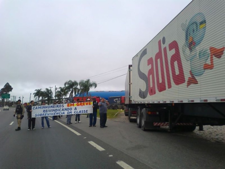 Caminhoneiros fazem protesto na manhã desta quarta-feira na BR-116, na região de Campina Grande do Sul | Aniele Nascimento/Agência de Notícias Gazeta do Povo