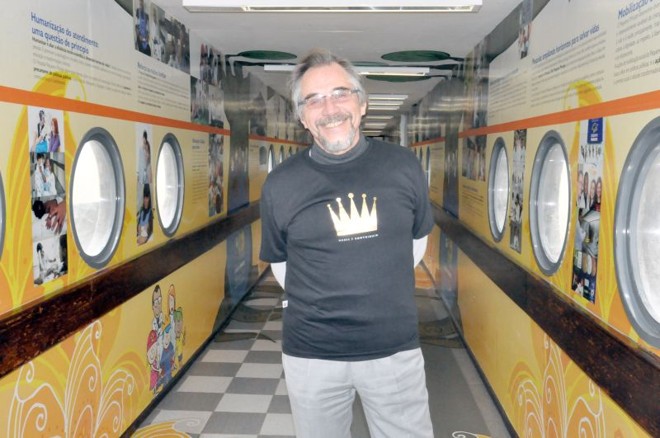 O maestro Norton Morozowski, que regerá o concerto da Orquestra Sinfonia Brasil, na Sala São Paulo, em prol do Instituto de Pesquisa Pelé Pequeno Príncipe, visitou o Hospital Pequeno Príncipe na semana passada, usando uma camiseta da instituição |