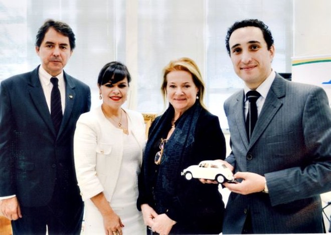 NOVO FÓRUM -Campo Mourão acaba de inaugurar nova sede da Justiça Federal. O prédio recebeu o nome do saudoso ministro Milton Luiz Pereira, que antes de ingressar na magistratura federal, na década de 60, foi prefeito da cidade. Durante a solenidade de inauguração, a presença do juiz federal Friedmann Wendpap, da diretora administrativa da Justiça Federal, Joacita Kopytowski Tafuri, da desembargadora federal Marga Tessler e do advogado e filho do homenageado, Marcus Pereira. |