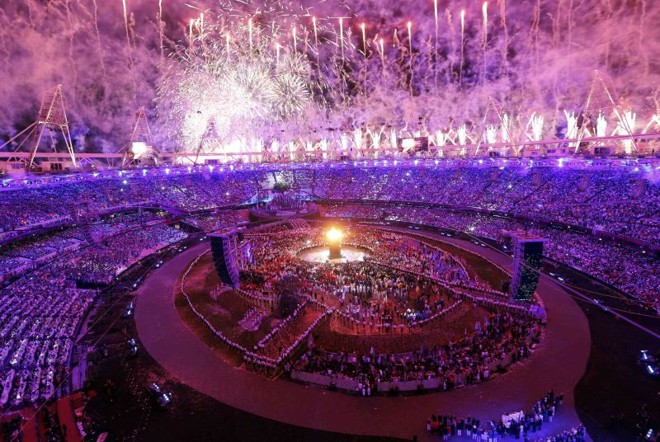 Tocha olímpica, ao centro do Estádio Olímpico, foi acesa por jovens atletas ingleses | 