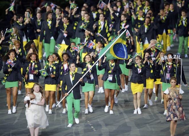 Entrada da delegação: Liderada por seu porta-bandeira, o cavaleiro Rodrigo Pessoa (foto), a delegação brasileira desfilou com bandeirinhas do Brasil e do Reino Unido e muitas máquinas fotográficas na mão. Apenas 120 atletas do país estiveram no evento |