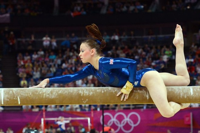Atleta britânica Hannah Whelan em exercício nas finais de ginástica |